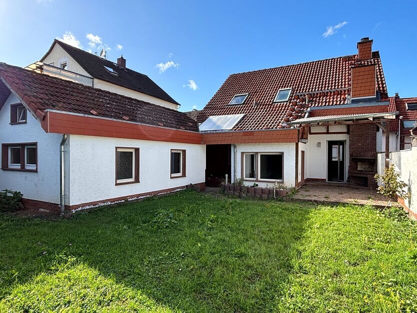 **RESERVIERT** Charmantes Einfamilienhaus mit vielseitig nutzbarem Nebengebäude 5 zimmer