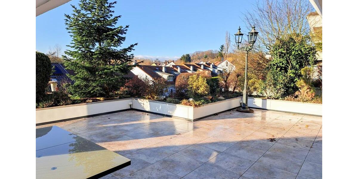 Dachgeschoßwohnung Friedrichsdorf - 5 Zimmer, 180 m&sup2;, 2.430&euro; | Angebot:24395407