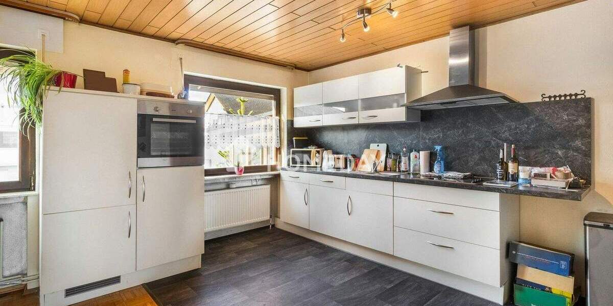 Gepflegtes MFH mit PV, Wallbox, Garagen, Balkonen & Ausbaupotenzial in ruhiger Lage 1 zimmer