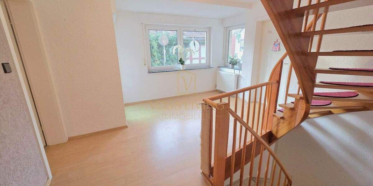 Großes potentialträchtiges Haus mit Garten, Balkon, 3 KFZ Stellplätzen, Keller und Nebengebäude 1 zimmer