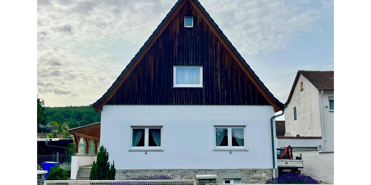 Haus 1-2 Familien, 8 Zimmer,schönem Garten sowie Parkplätze 8 zimmer