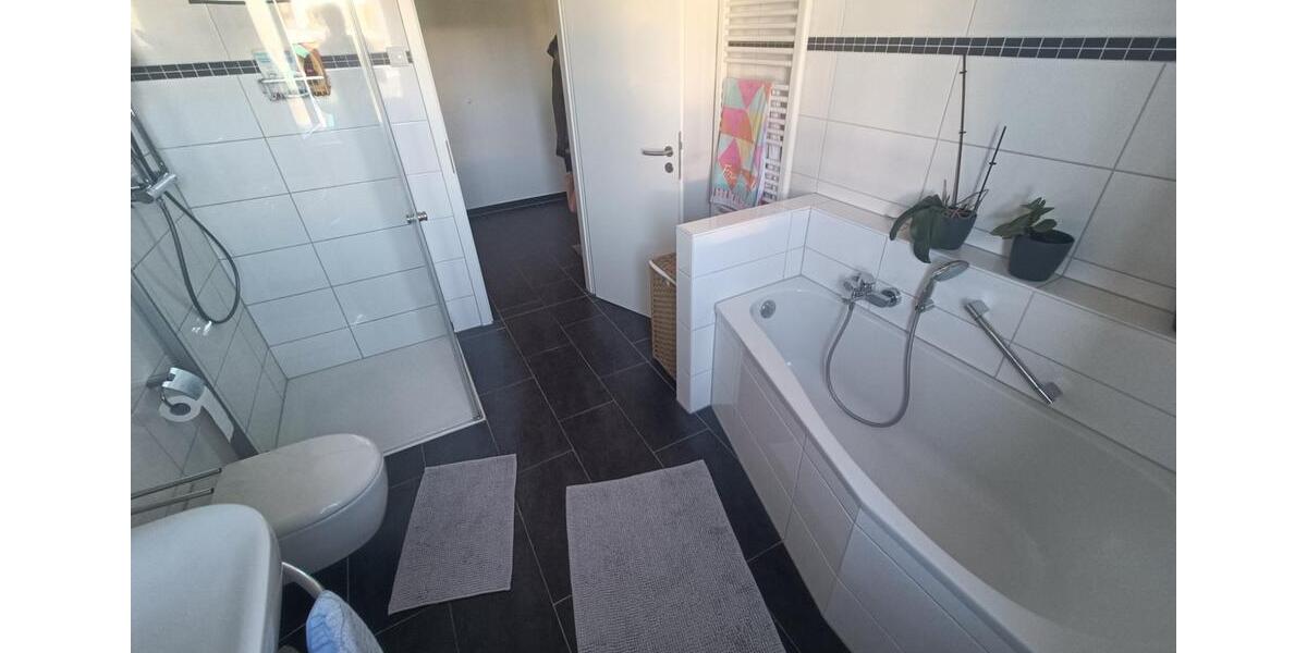 Komfortable Wohnung mit Balkon, Aufzug und Tiefgaragenstellplatz 3 zimmer