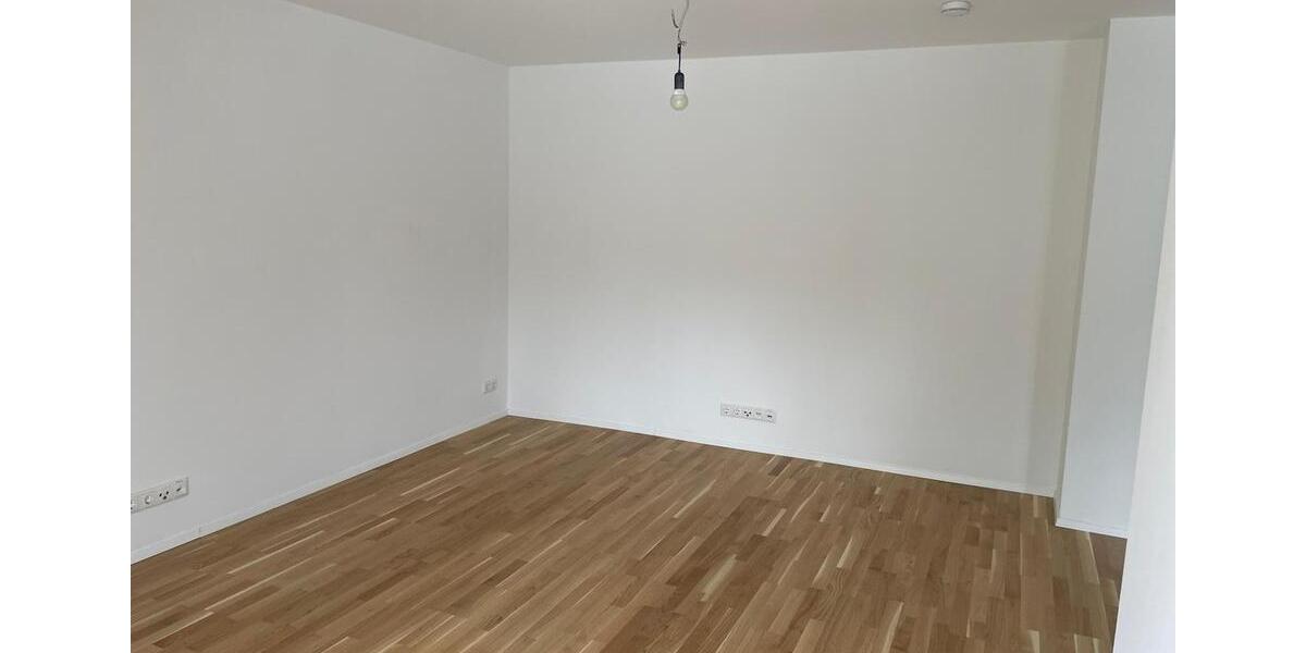 Sanierte Dachgeschosswohnung mit großer Terrasse und EBK 3 zimmer