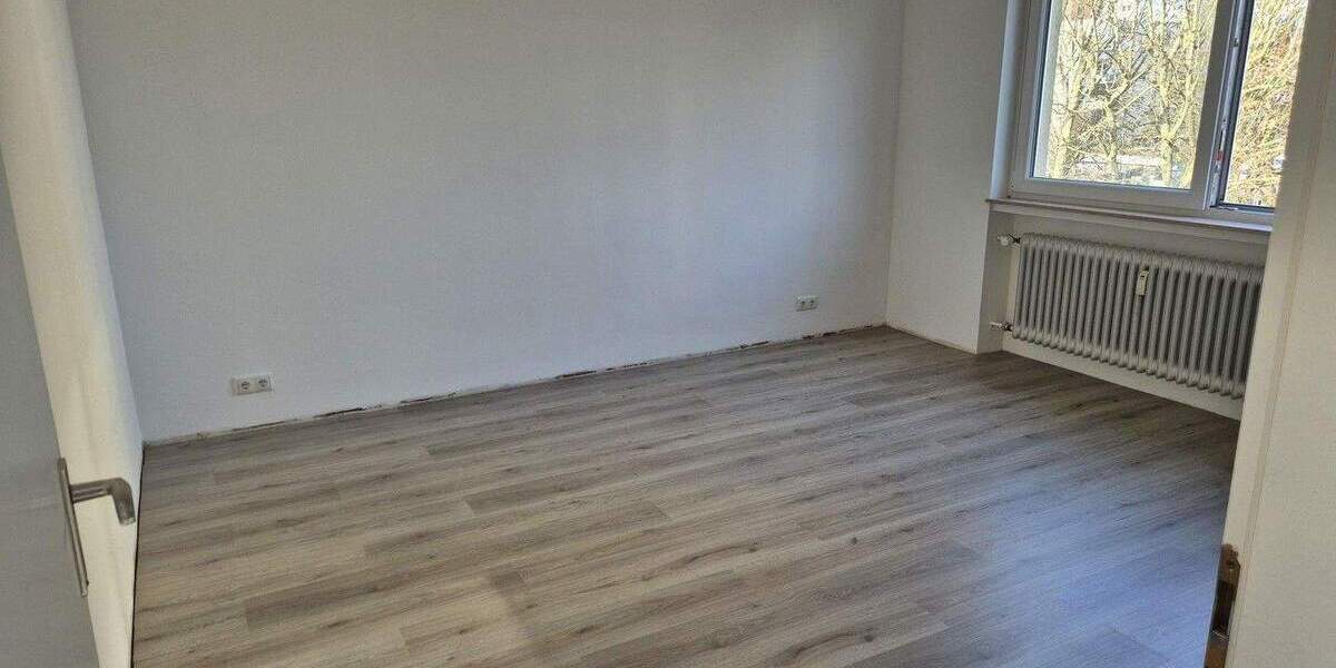 Frisch sanierte, sonnige 2-Zimmer-Wohnung mit Süd-Loggia & TG-Stellplatz - ruhig & zentral 2 zimmer