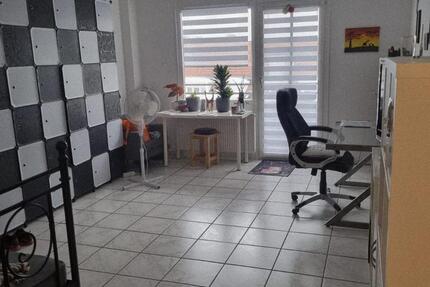 1 Zimmer-Wohnung mit kleiner Küche und Balkon 1 zimmer