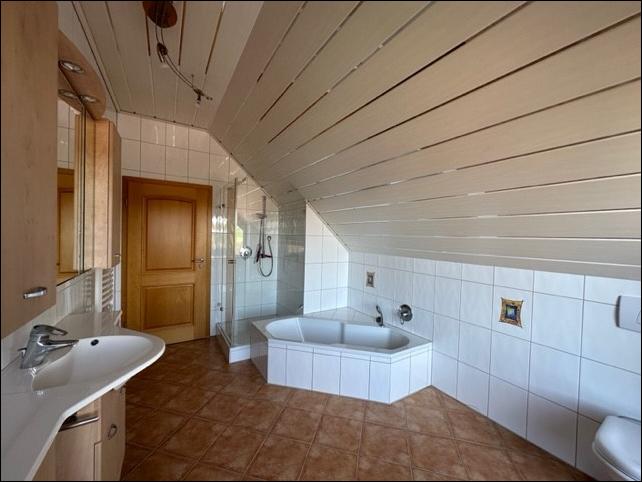 Einfamilienhaus Mömbris - 8 Zimmer, 350 m&sup2;, 2.700&euro; | Angebot:26367496