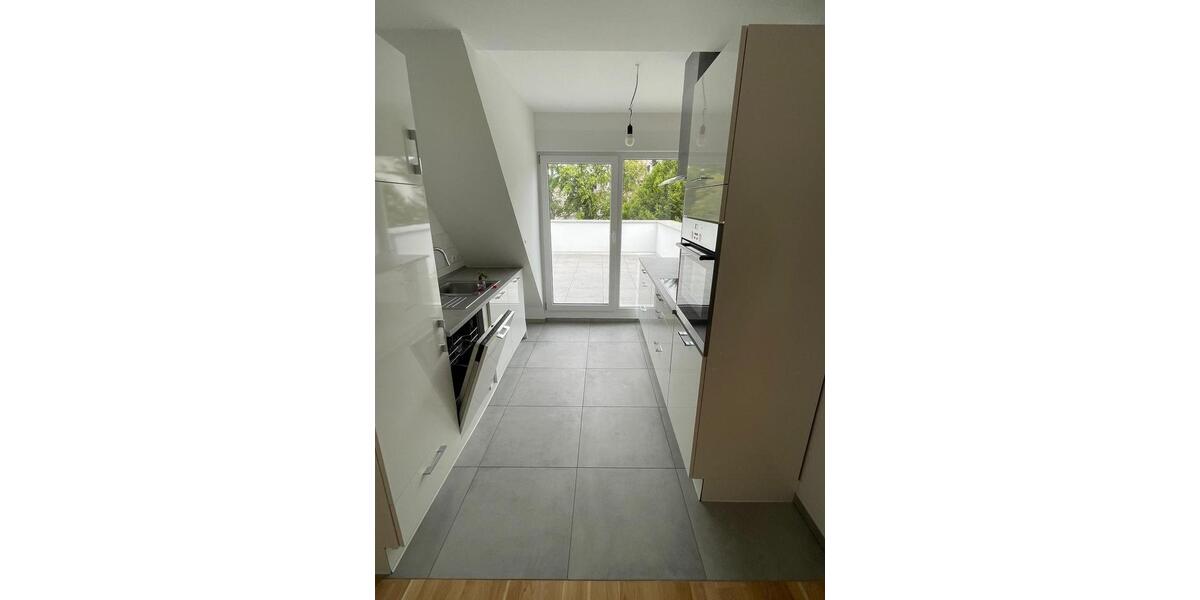 Sanierte Dachgeschosswohnung mit großer Terrasse und EBK 3 zimmer