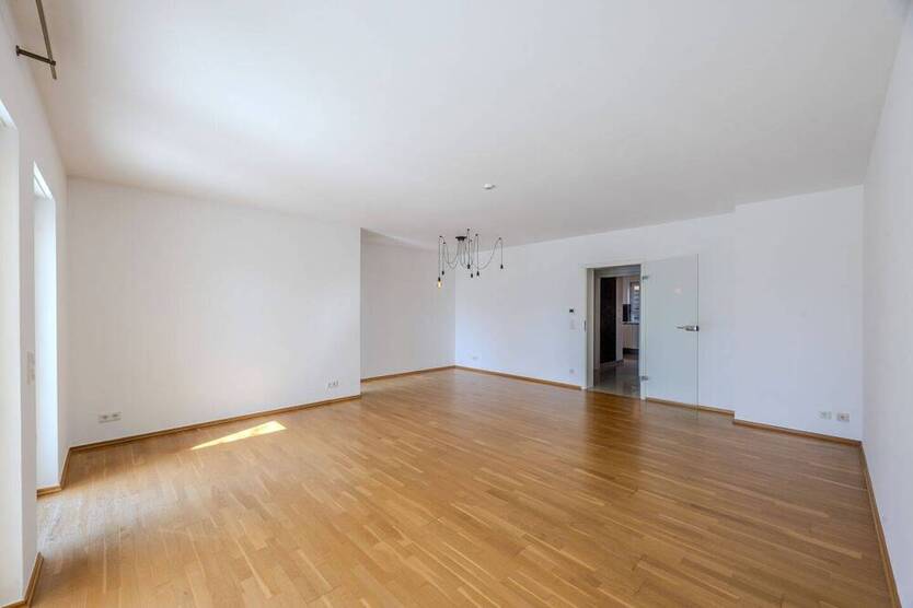 Schicke Maisonette-Wohnung mit sehr großer Sonnenterrasse und 2 Stellplätzen!