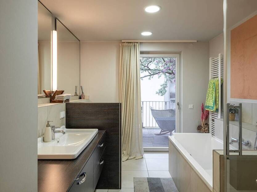 Zentrale LuxusWohnung mit Aufzug, Küche und 2 Balkone ready-to-move-in
