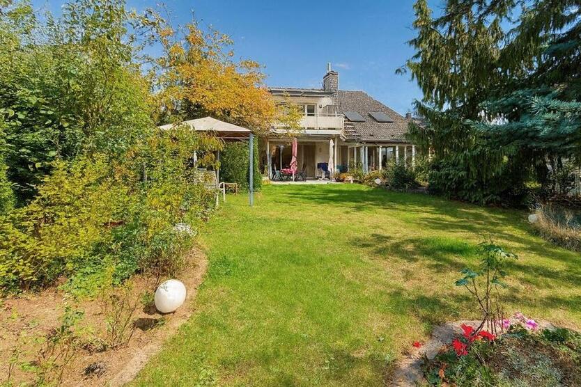 Wie im eigenen Haus! Repräsentative Wohnung mit eigenem Garten in Dreieich-Offenthal 5 zimmer