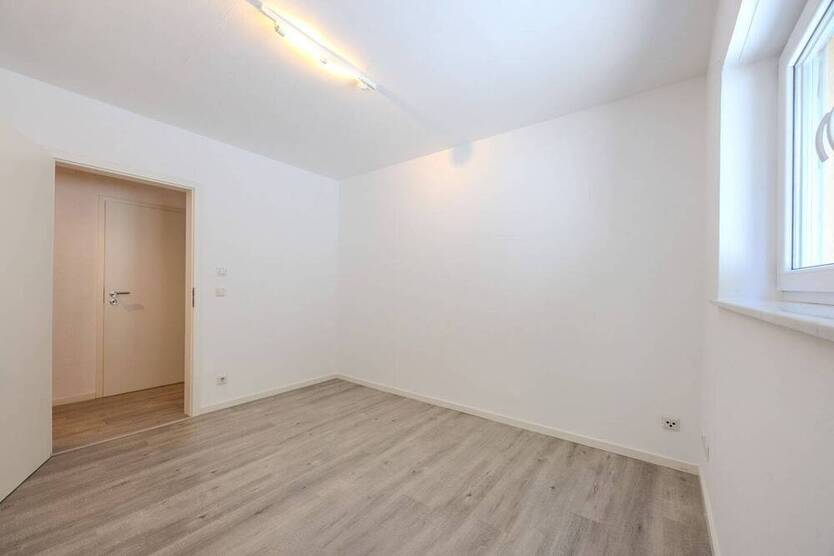 Schicke Maisonette-Wohnung mit sehr großer Sonnenterrasse und 2 Stellplätzen!
