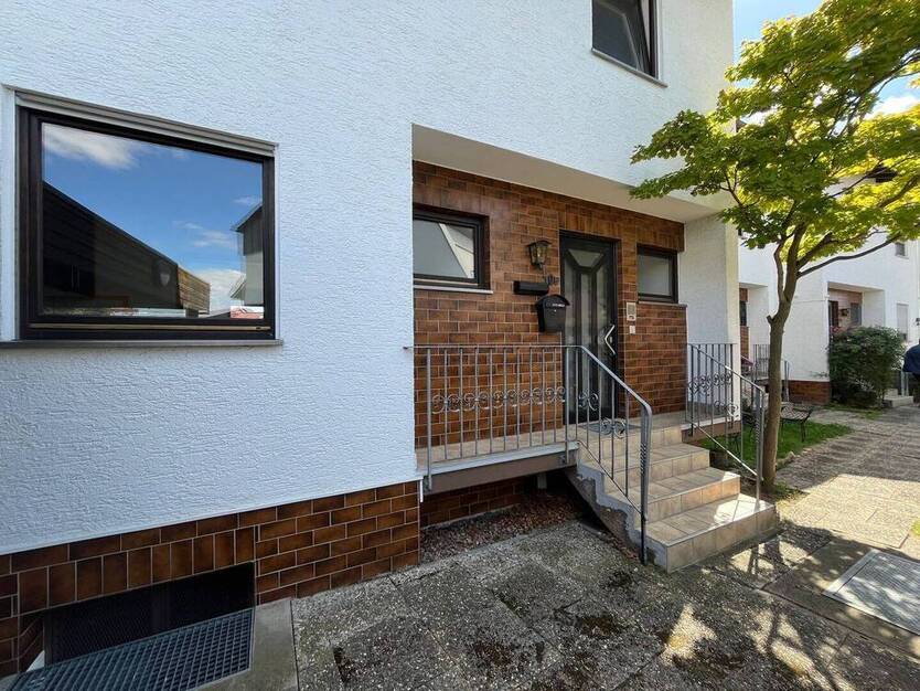 Geräumiges Reiheneckhaus - pflegeleichter Garten, Balkon, Sauna und Einbauküche