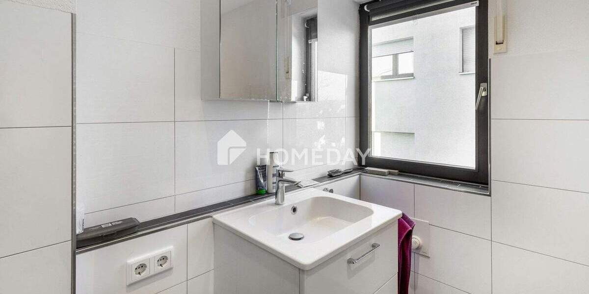 Gepflegtes MFH mit PV, Wallbox, Garagen, Balkonen & Ausbaupotenzial in ruhiger Lage 1 zimmer