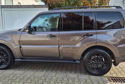 Mitsubishi Pajero 203.000 km 22.650 € Frankfurt am Main 60438