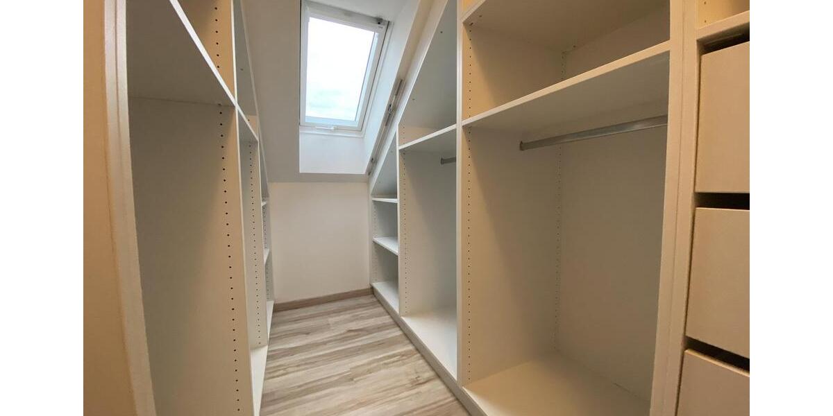 Dachgeschoßwohnung Frankfurt am Main Niederrad - 4 Zimmer, 133 m&sup2;, 2.100&euro; | Angebot:26505068