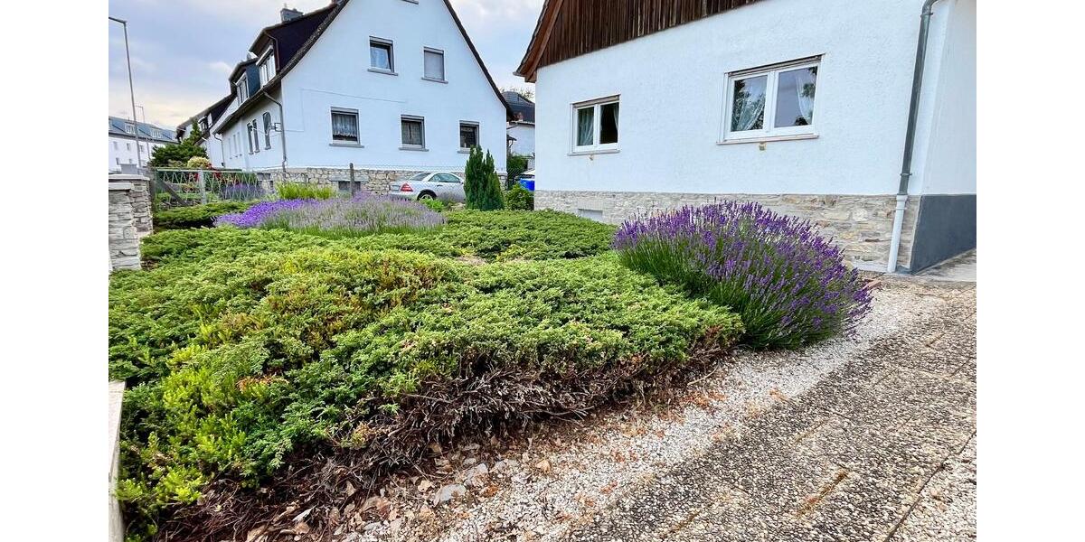 Haus 1-2 Familien, 8 Zimmer,schönem Garten sowie Parkplätze 8 zimmer