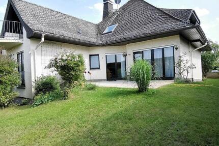 Toplage Erzhausen: schöne, freist. Architektenvilla am Feldrand