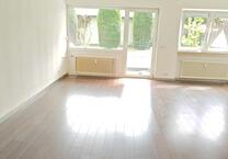 1 ZW STUDIO GARTENWohnung BALKON KÜCHE DUSCHBAD NÄHE UNIKLINIK EINKAUFEN FUSSLÄUFIG ROSSMANN EIFLER REWE PENNY ÖVNP S BAHN LYONERSTR