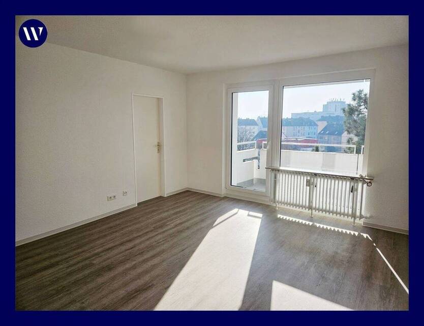 Alles FRISCH! Apartment + Balkon + Skyline-Blick, separate Küche, neues Bad, neuer Boden, Aufzug