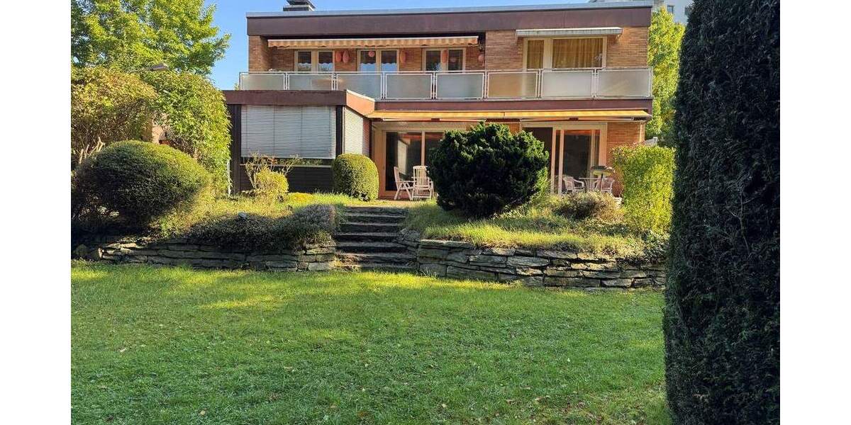 Ein- bis Zweifamilienhaus auf Erbpachtgrundstück in gefragter Lage mit schönem Garten 8 zimmer