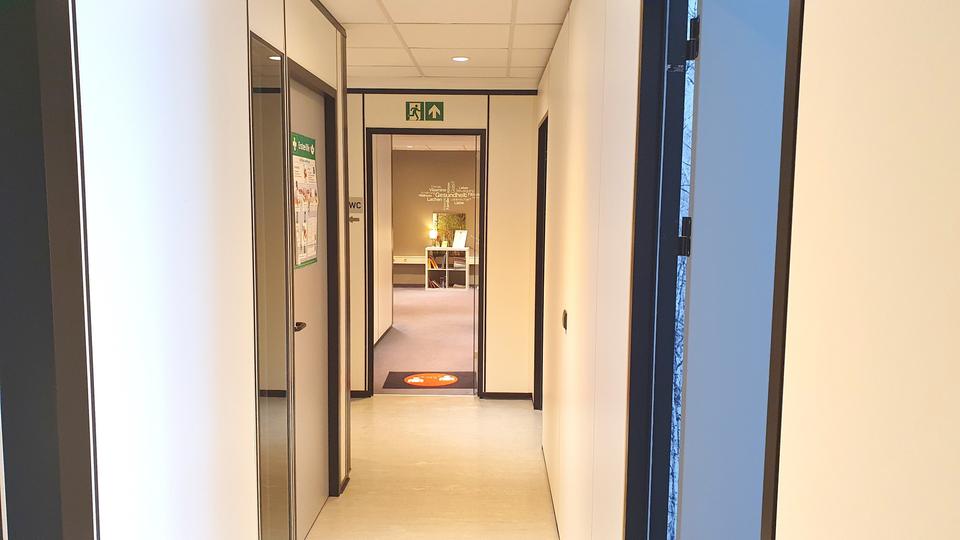 Büro- oder Praxisräume ! Zentral, lichtverwöhnt und mit Erweiterungspotential ! zimmer