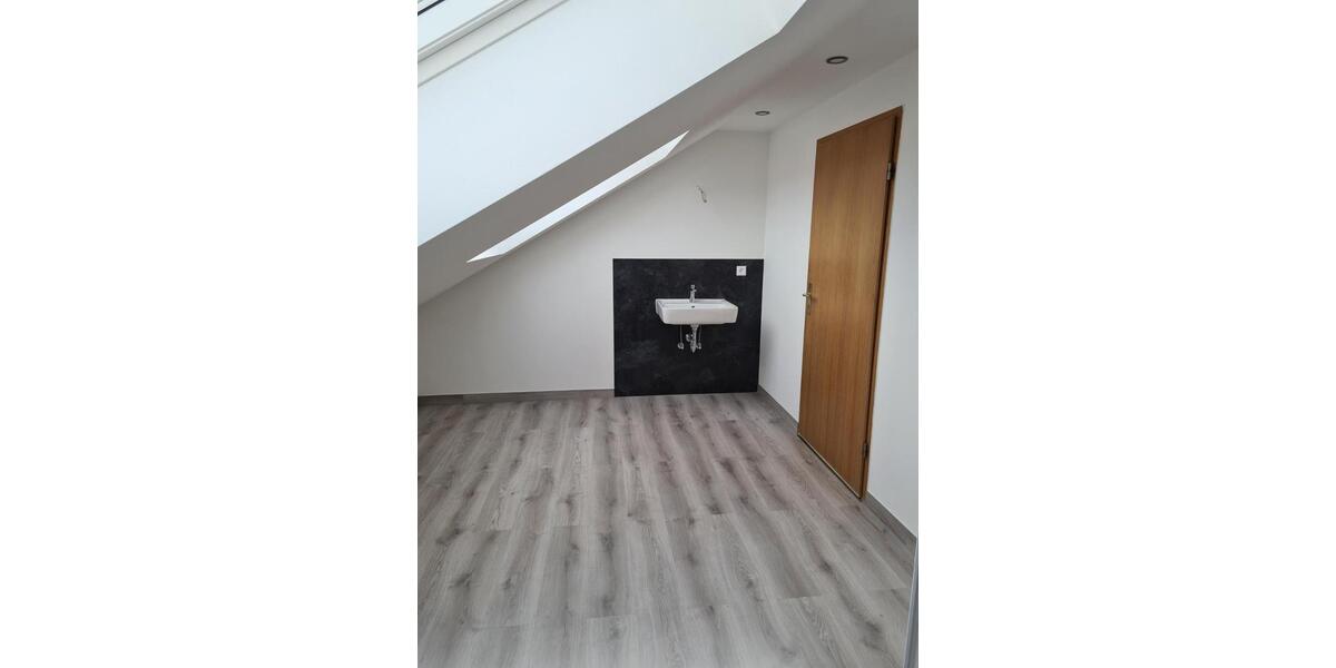 geräumige, lichtdurchflutete 2-Zi-DG-Wohnung zur Miete 2 zimmer