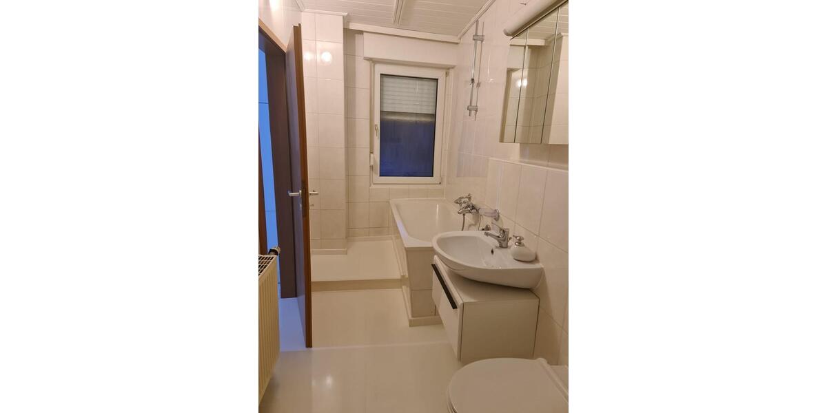 Frisch Renovierte schöne Helle 2 Zimmer-Wohnung mit Balkon 2 zimmer