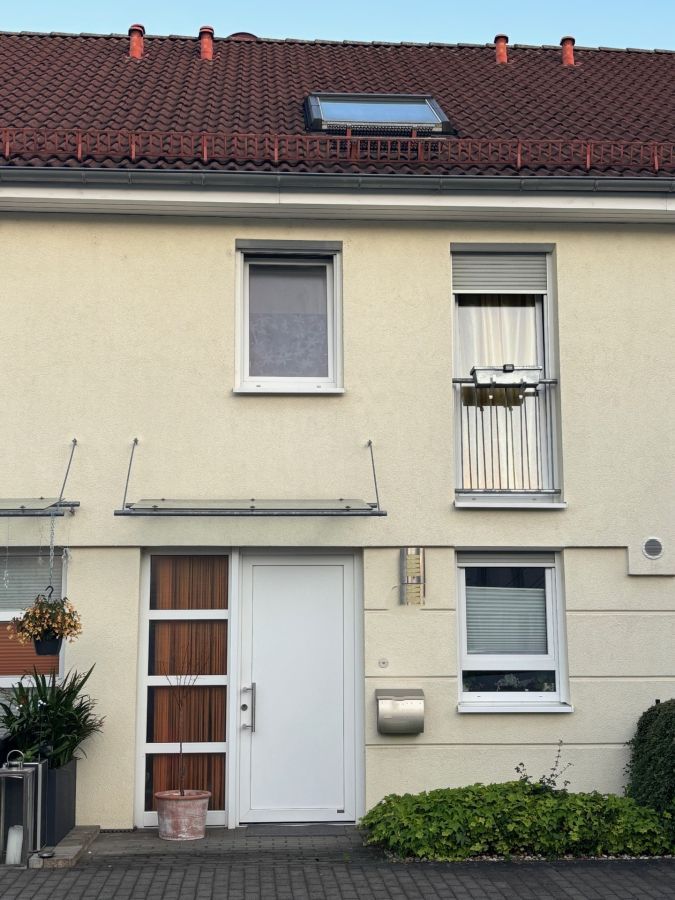 Provisionsfrei* Maintal-Bischofsheim (Spessartstrasse): Neuwertiges, modernes Reihenmittelhaus in ruhiger Lage