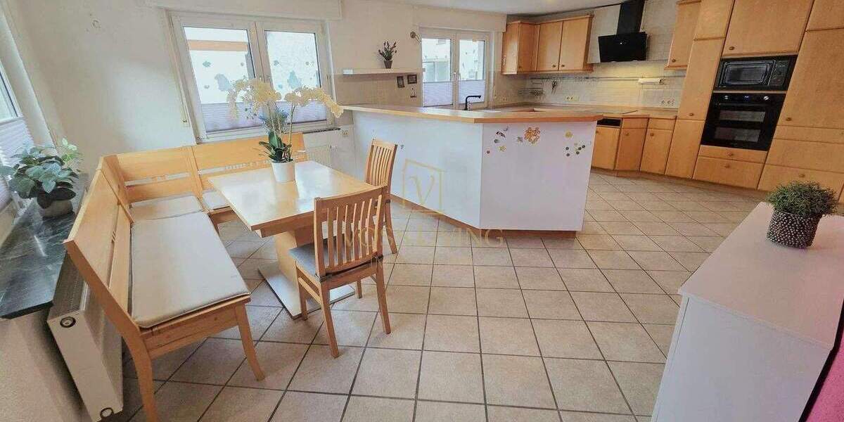 Großes potentialträchtiges Haus mit Garten, Balkon, 3 KFZ Stellplätzen, Keller und Nebengebäude 1 zimmer