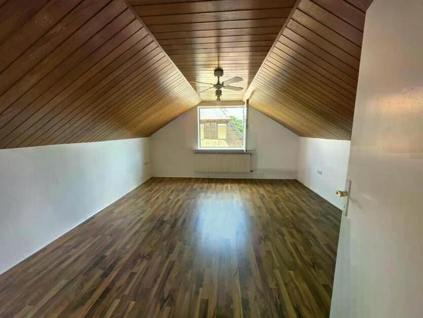 Stilvolle, neuwertige 2,5 -Zimmer-Dachgeschoss-Wohnung