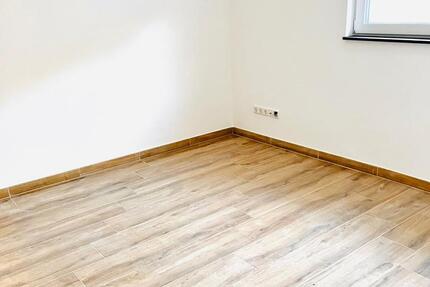 charmante kernsanierte 2-Zimmer Souterrainwohnung mit Blick ins Grüne 2 zimmer