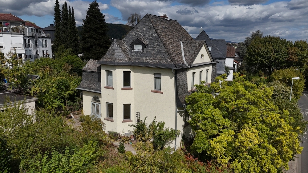 Hofheim: Individualisten aufgepasst. Altbestand mit großem Grundstück, oder zusätzlichem Bauplatz - Einfamilienhaus Hofheim | Angebot:26084064