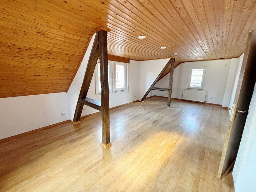 **RESERVIERT** Charmantes Einfamilienhaus mit vielseitig nutzbarem Nebengebäude 5 zimmer