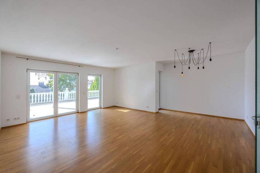Schicke Maisonette-Wohnung mit sehr großer Sonnenterrasse und 2 Stellplätzen!