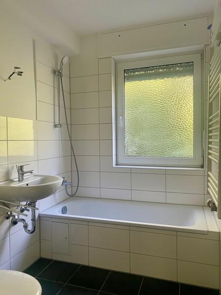 Kurzfristiger Einzug möglich - 2-Zimmer-Wohnung mit Tageslichtbad zimmer