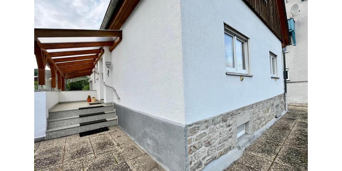 Haus 1-2 Familien, 8 Zimmer,schönem Garten sowie Parkplätze 8 zimmer