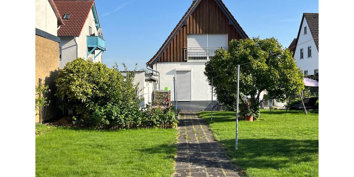 Haus 1-2 Familien, 8 Zimmer,schönem Garten sowie Parkplätze 8 zimmer