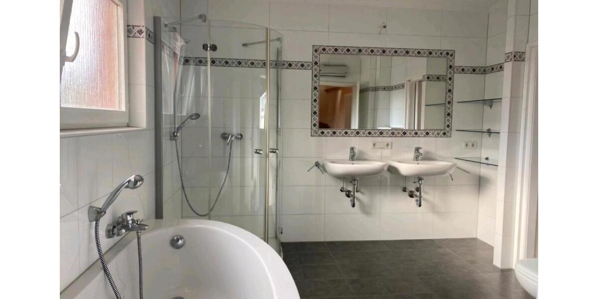 vermiete schöne Stadt-Wohnung. 4 Schlafz., 2 Bäder 5 zimmer