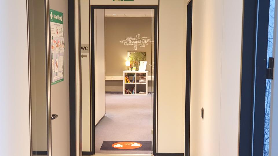 Büro- oder Praxisräume ! Zentral, lichtverwöhnt und mit Erweiterungspotential ! zimmer