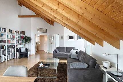 Attraktive Dachgeschoßwohnung mit Balkon, Einbauküche und Garage