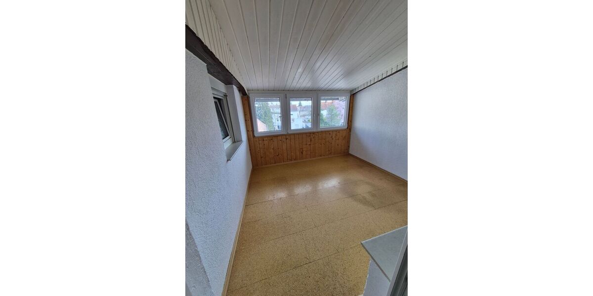 Großzügige 2-Zimmer-Dachgeschosswohnung m. Winterbalkon, Stellplatz u. beghbr. Kleiderschrank - Appartement Mörfelden-Walldorf Walldorf | Angebot:26966642