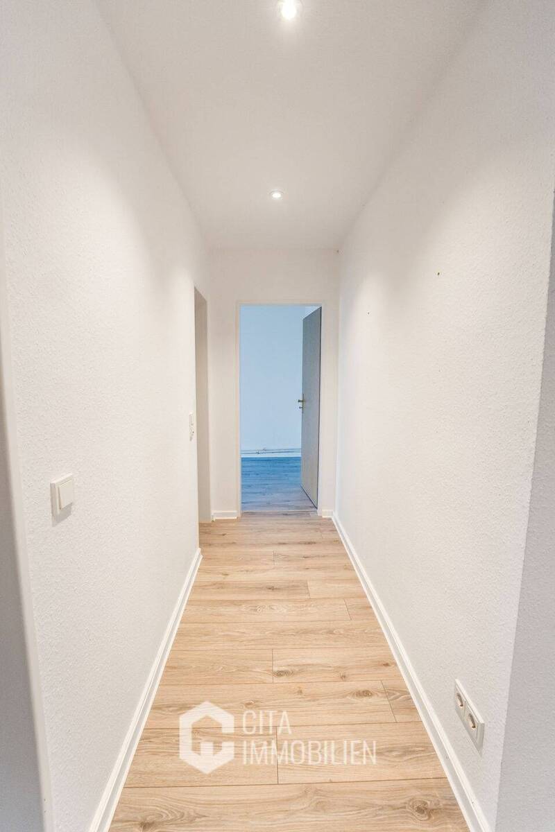 Renovierte 3-Zi.-Wohnung in Frankfurt-Niederrad- modern, hell, mit Balkon und EBK 3 zimmer