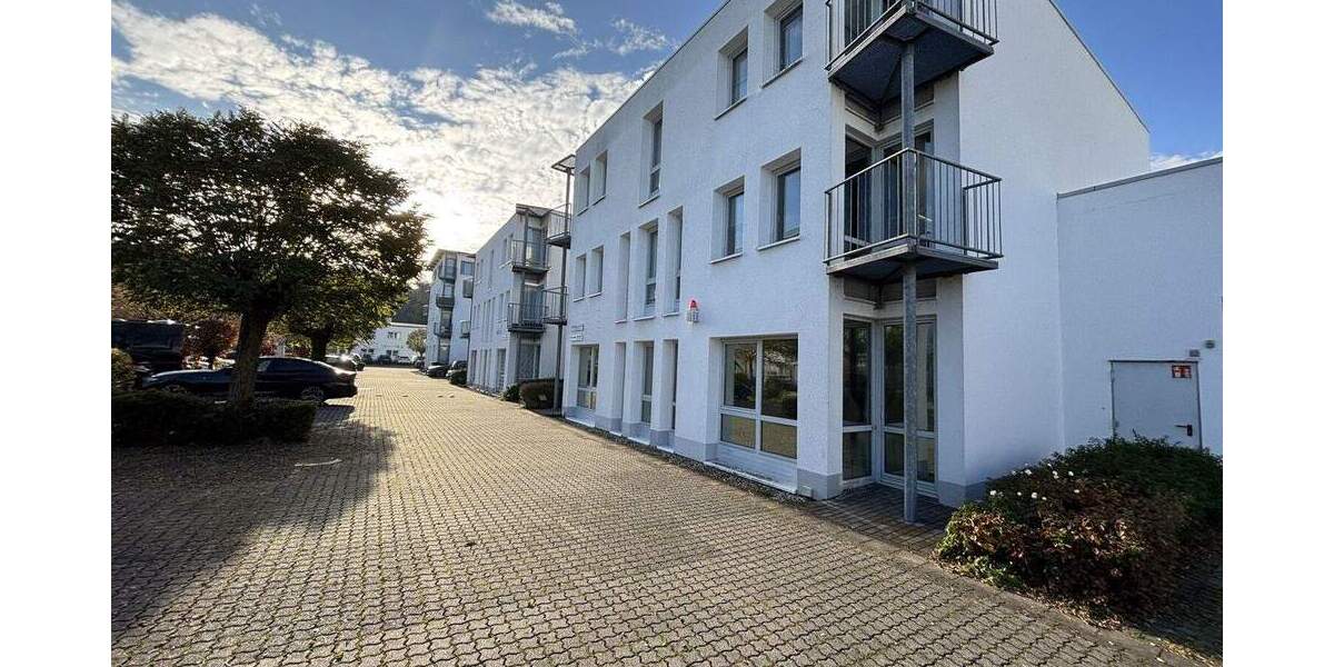 Zwei leerstehende Büroeinheiten zimmer