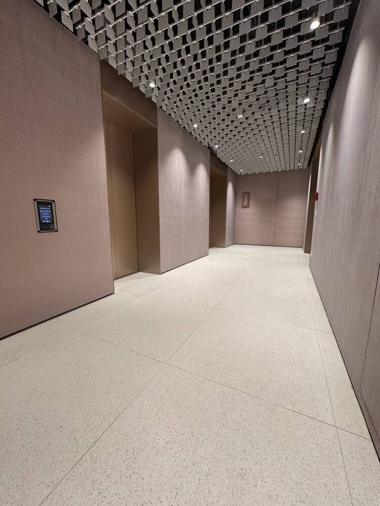 Elegante, hochwertig möblierte 2-Zimmer-Wohnung im 8. Stock des renommierten FOUR