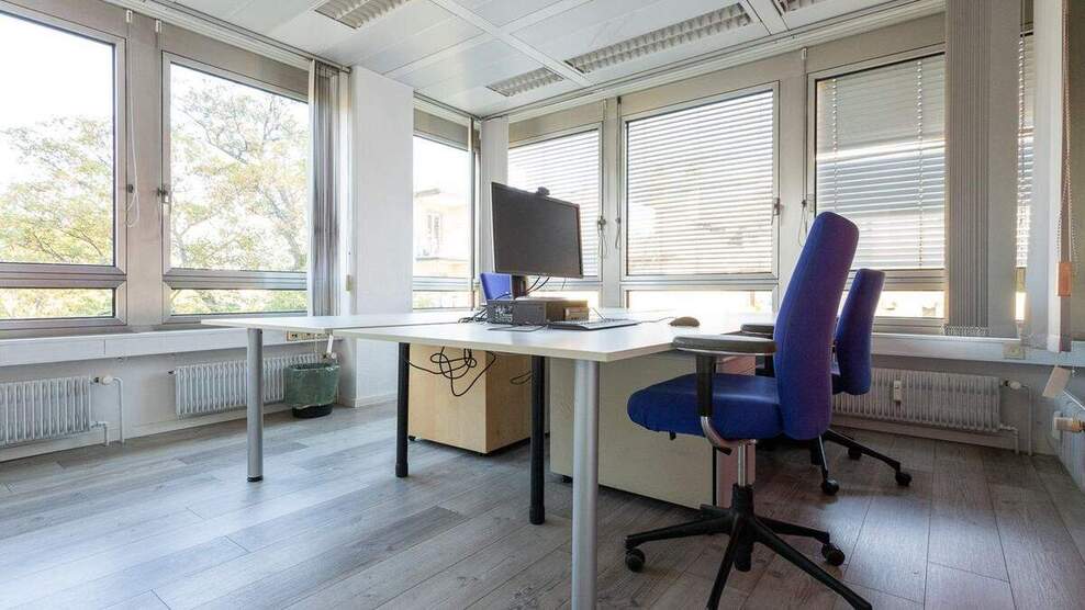 Helle Büroräume in zentraler Lage mit Skylineblick - All-in-Miete zimmer