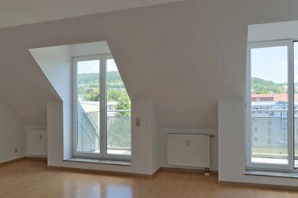 (12536 15) MGN: bezugsfertige 2-Raum-Dachgeschoss mit 2 Balkons, EBK möglich, Hausmeisterdienste inklusive