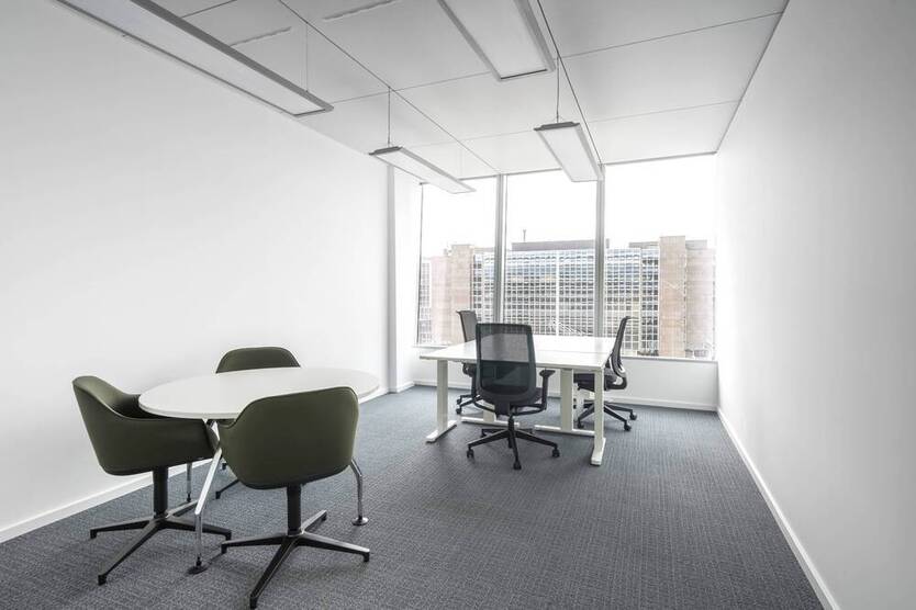 Privater Büroraum ganz auf Ihre individuellen Unternehmensbedürfnisse angepasst in Regus The Squaire Business Center