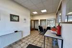 Gewerbehalle mit Büroflächen und Stellplätzen in zentraler Lage - OF!