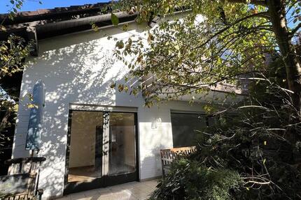 Seligenstadt: Großzügiges Zweifamilienhaus mit Garten und Sauna zimmer