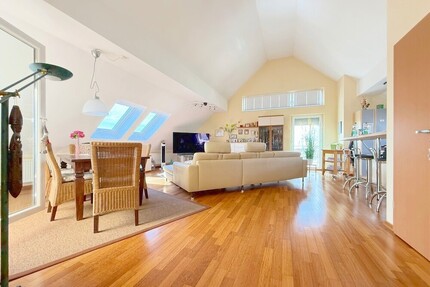 Eschborn: Einfach zum Wohlfühlen!! Attraktive und großzügige DG-Wohnung inkl 2 TG-Stellplätze!! 3 zimmer